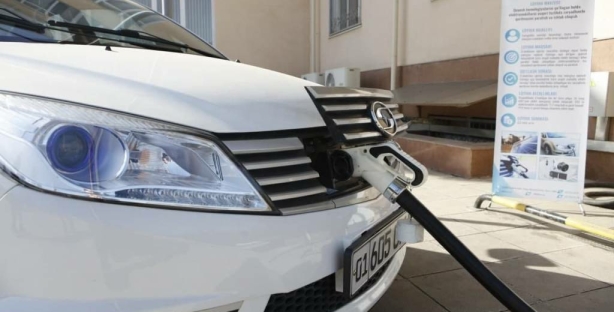 Учёные из Узбекистана создали устройство, позволяющее заряжать электромобили с помощью энергии солнца