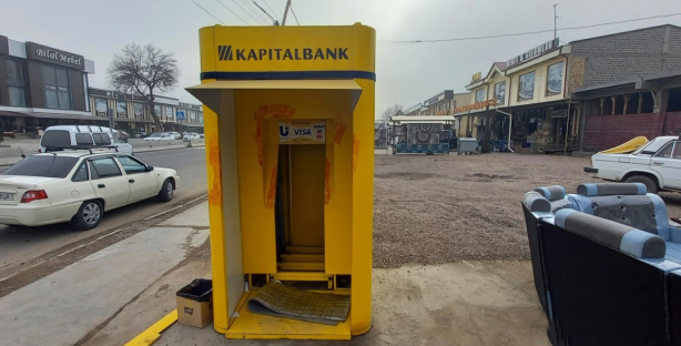Под Ташкентом трое молодых людей украли банкомат