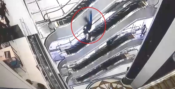 Мужчина и его 3-летняя внучка сорвались с эскалатора в ТЦ в Навои на высоте 5-го этажа — видео 18+