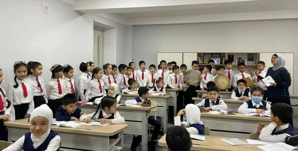 В МНО рассказали, для чего ученики одной из школ Ташкента надели красные галстуки