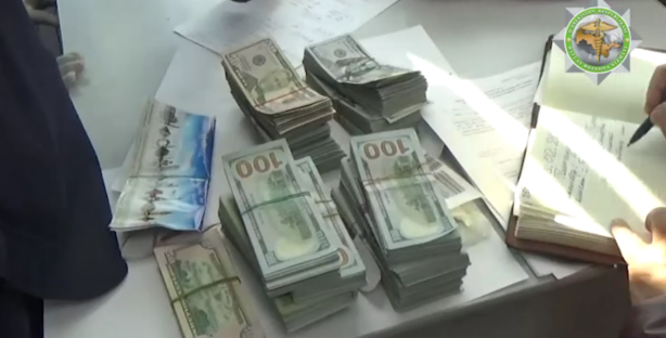 Две девушки пытались вывезти из Узбекистана более $300 тыс., спрятав купюры в тетрадях — видео