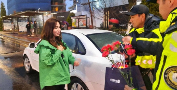 Вместо штрафа – цветы: инспекторы ДПС Ташкента поздравляют женщин с 8 Марта — фото