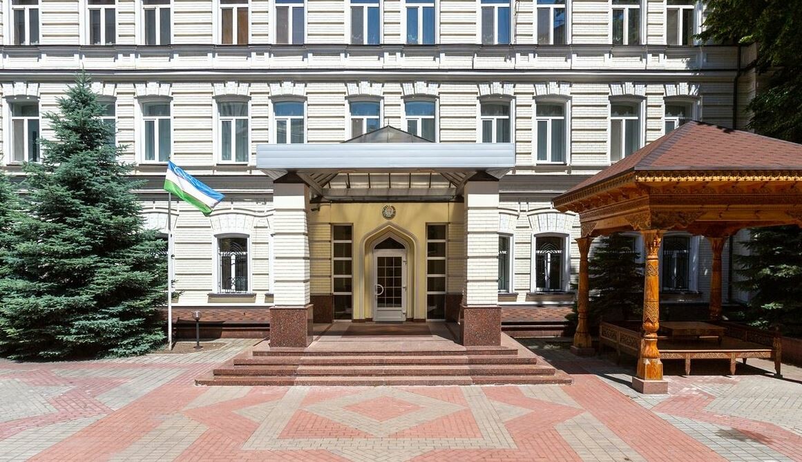 Узбекистан временно переводит свое посольство из Киева во Львов