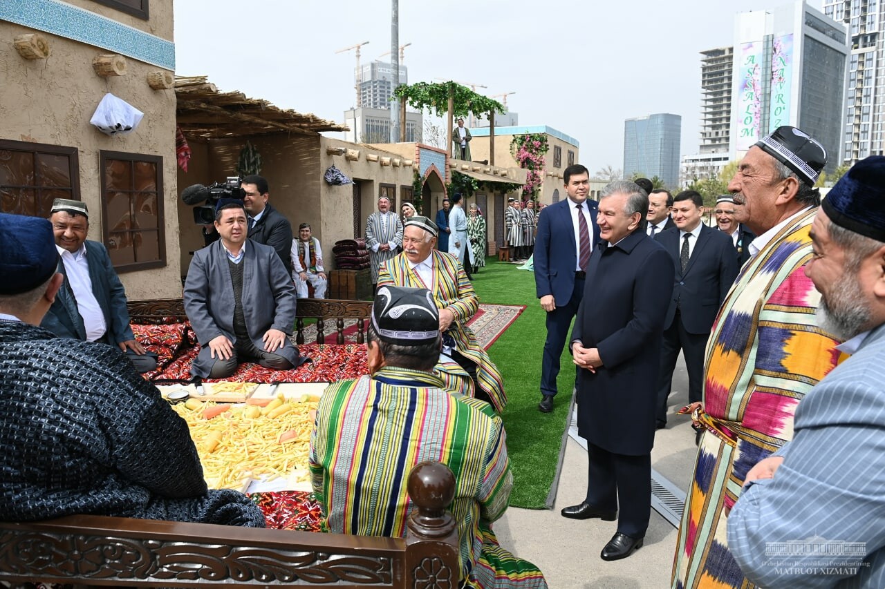 Президент побывал на гуляньях по случаю праздника Навруз — фото