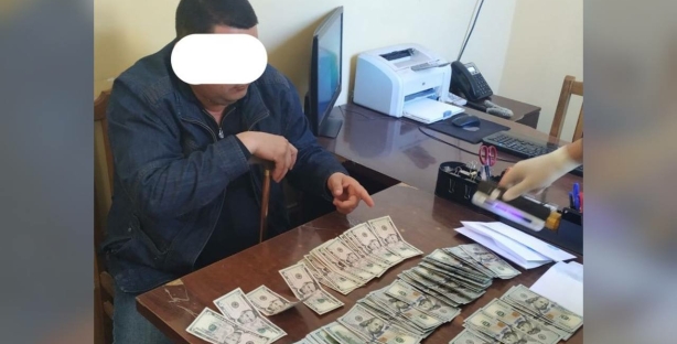 В Хорезме при получении взятки в размере $12 тыс. задержан замхокима района