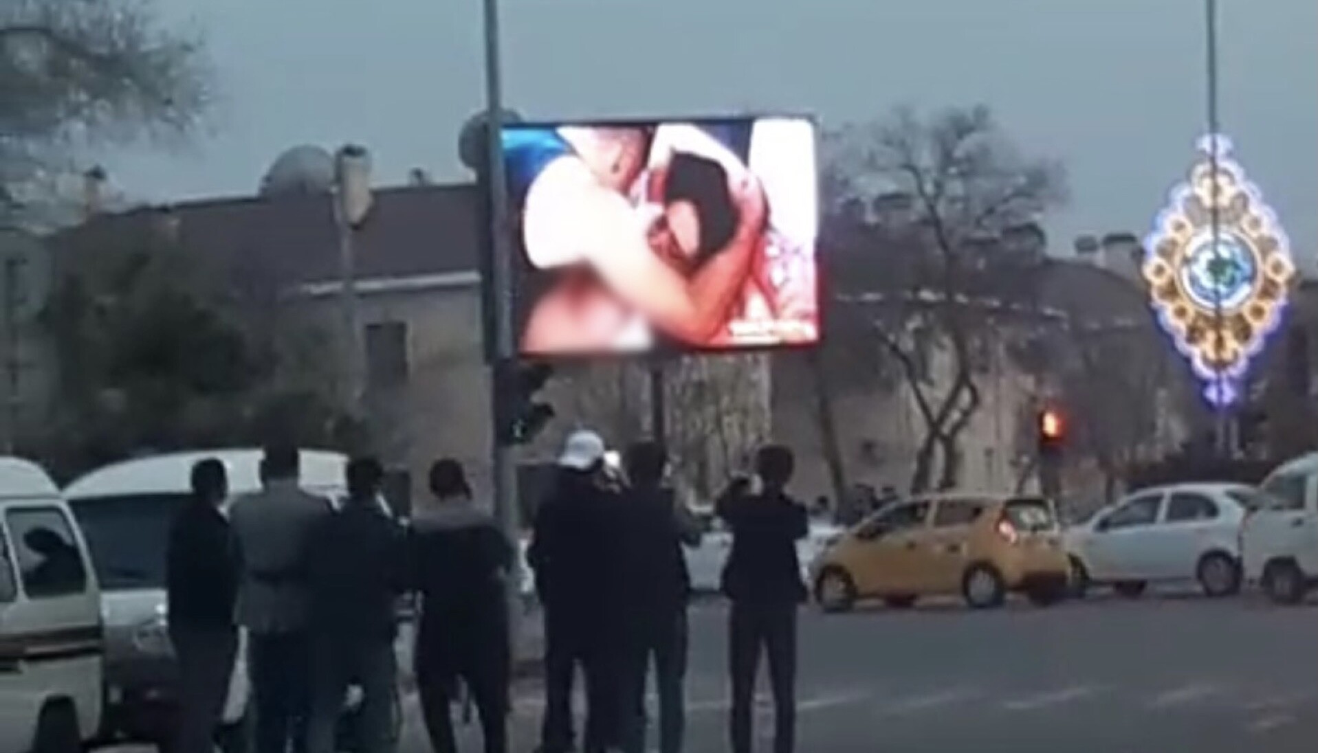 На рекламном мониторе в Ургенче показали видео для взрослых