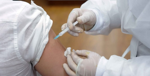 Почти 93% населения привились от COVID-19 спустя год после начала массовой вакцинации