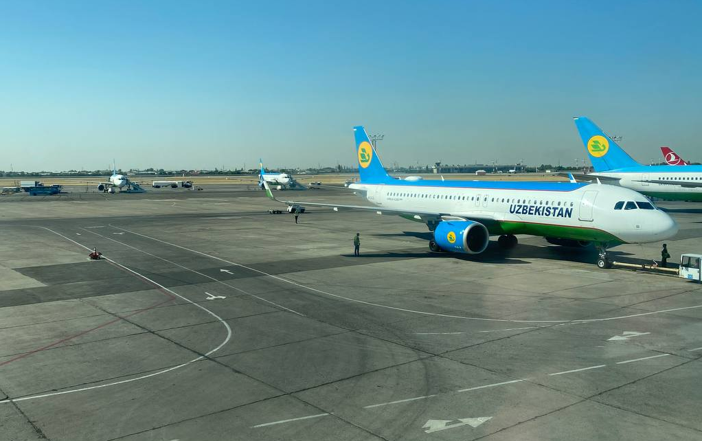 Рейс бухара. Салон 777 Uzbekistan Airways. Наманган Бухара авиабилет. Грузовой и пассажирский самолет. Spirit самолет пассажирский.