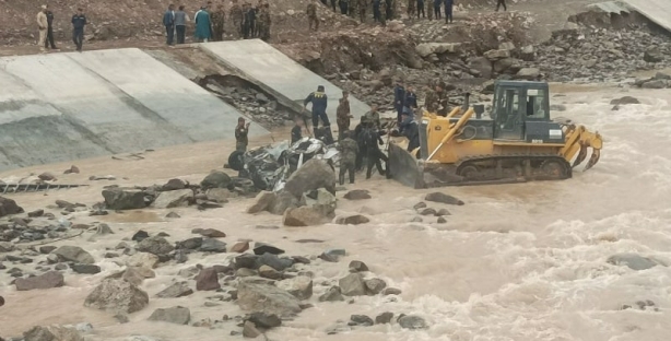 Селевой поток в Сурхандарье унес автомобиль Nexia с находившимися в нем людьми: есть погибшие