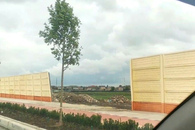 В Ташкенте обрушились бетонные стены вдоль новой дороги
