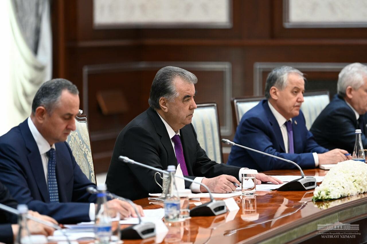 Президенты Узбекистана и Таджикистана провели переговоры в расширенном составе