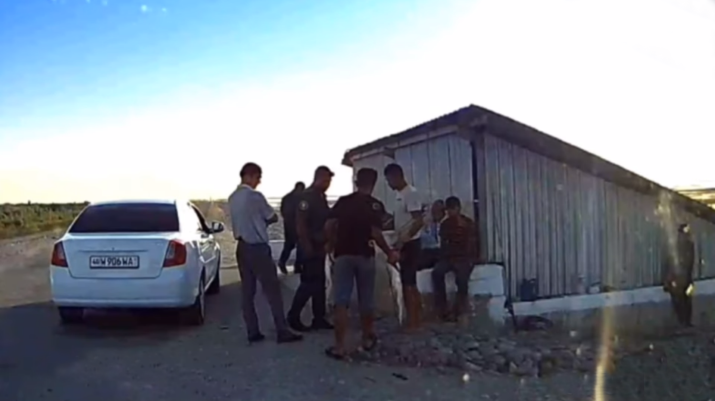 В Фергане инспектора профилактики пытались подкупить рыбой — видео