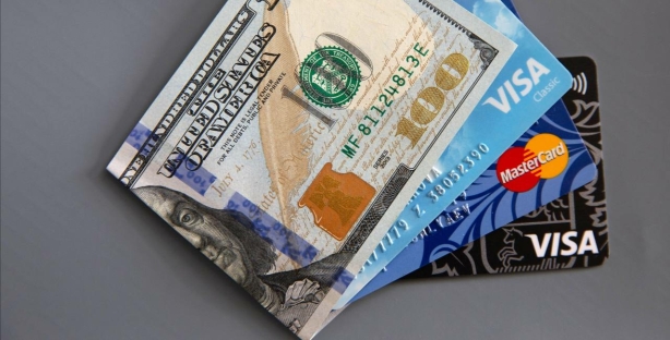 Банки ввели комиссию за снятие иностранной валюты с пластиковых карт