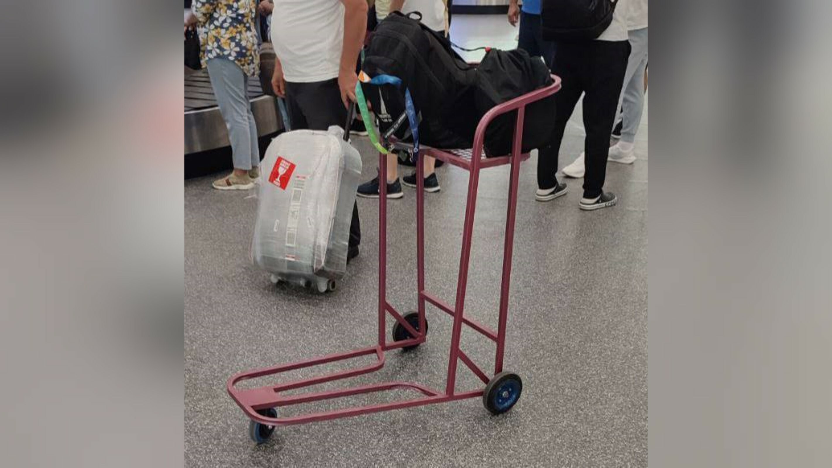 В Uzbekistan Airports прокомментировали появление в столичном аэропорту «современных» тележек