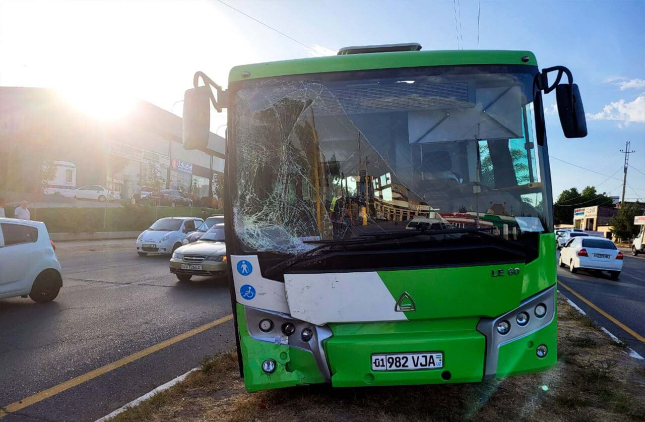 В Ташкенте произошло ДТП с участием пассажирского автобуса: есть пострадавшие