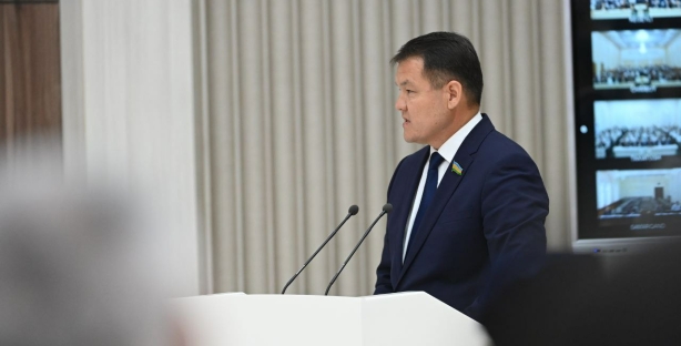 Аманбай Орынбаев утвержден в должности нового председателя Жокаргы Кенеса