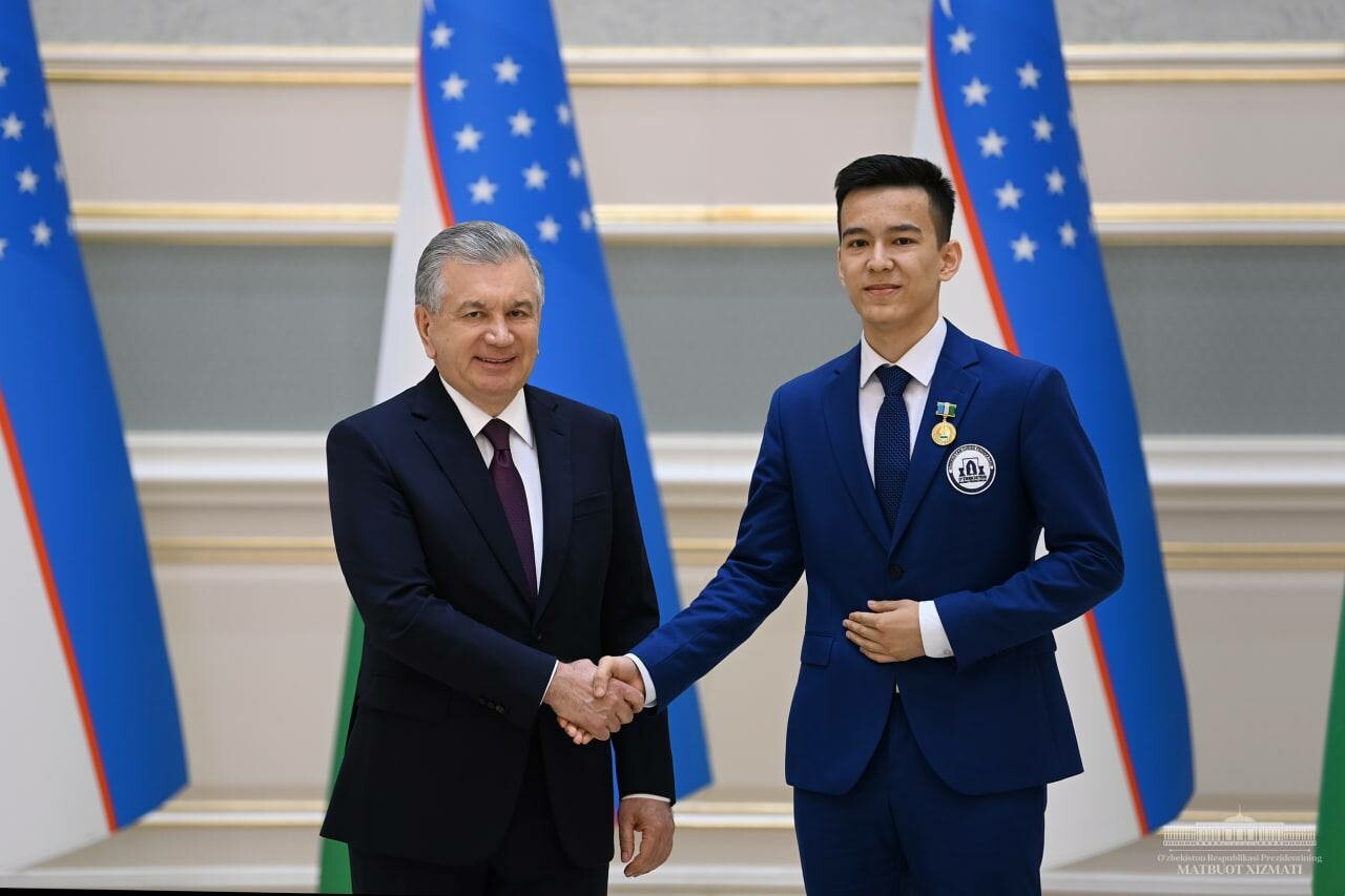 Шавкат Мирзиёев наградил ряд граждан по случаю 31-й годовщины независимости Узбекистана