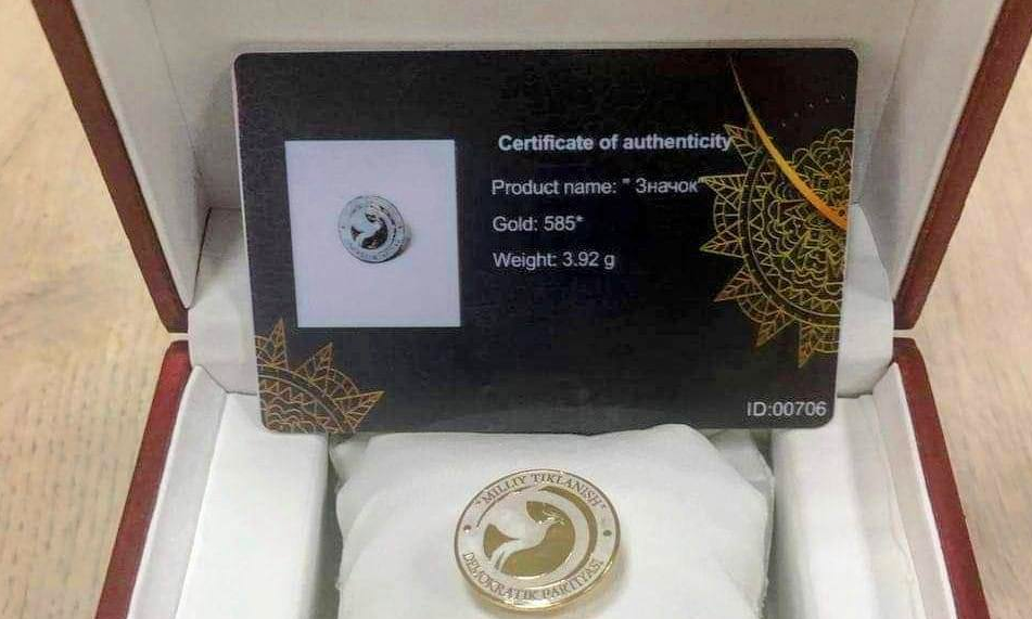 В «Миллий тикланиш» прокомментировали изготовление золотого значка с символикой партии