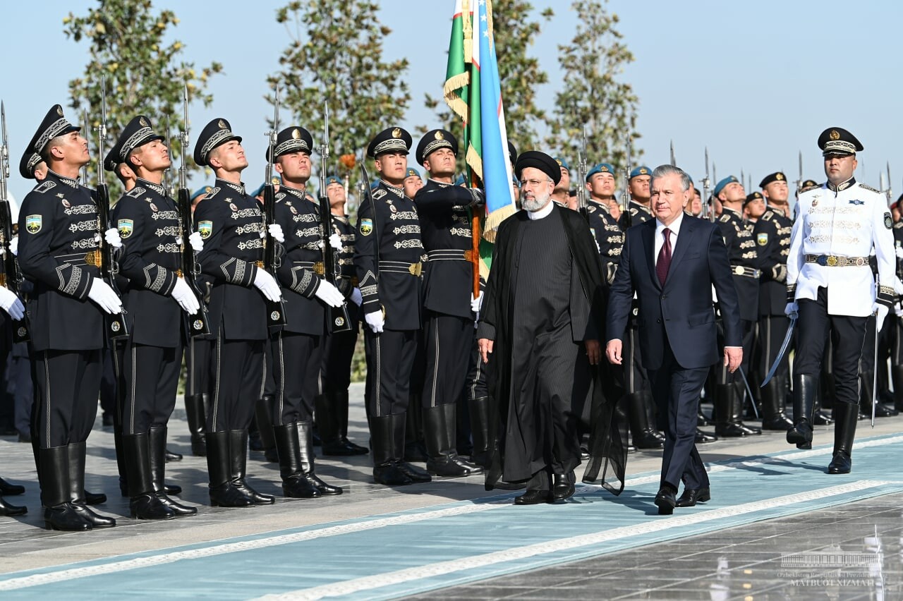 Шавкат Мирзиёев официально встретил президента Ирана Ибрахима Раиси