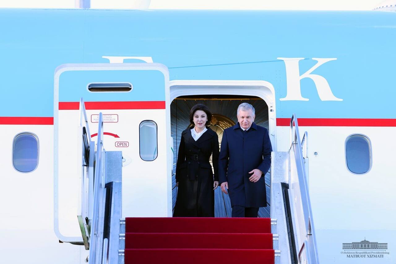 Шавкат Мирзиёев с супругой приземлились в аэропорту Будапешта