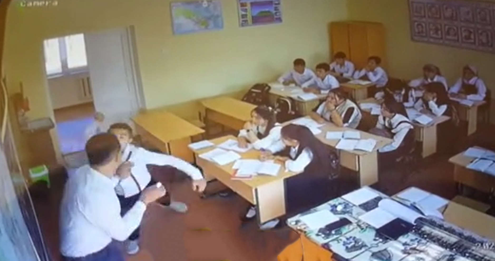 В Намангане школьник ворвался в класс во время урока и напал на учителя — видео