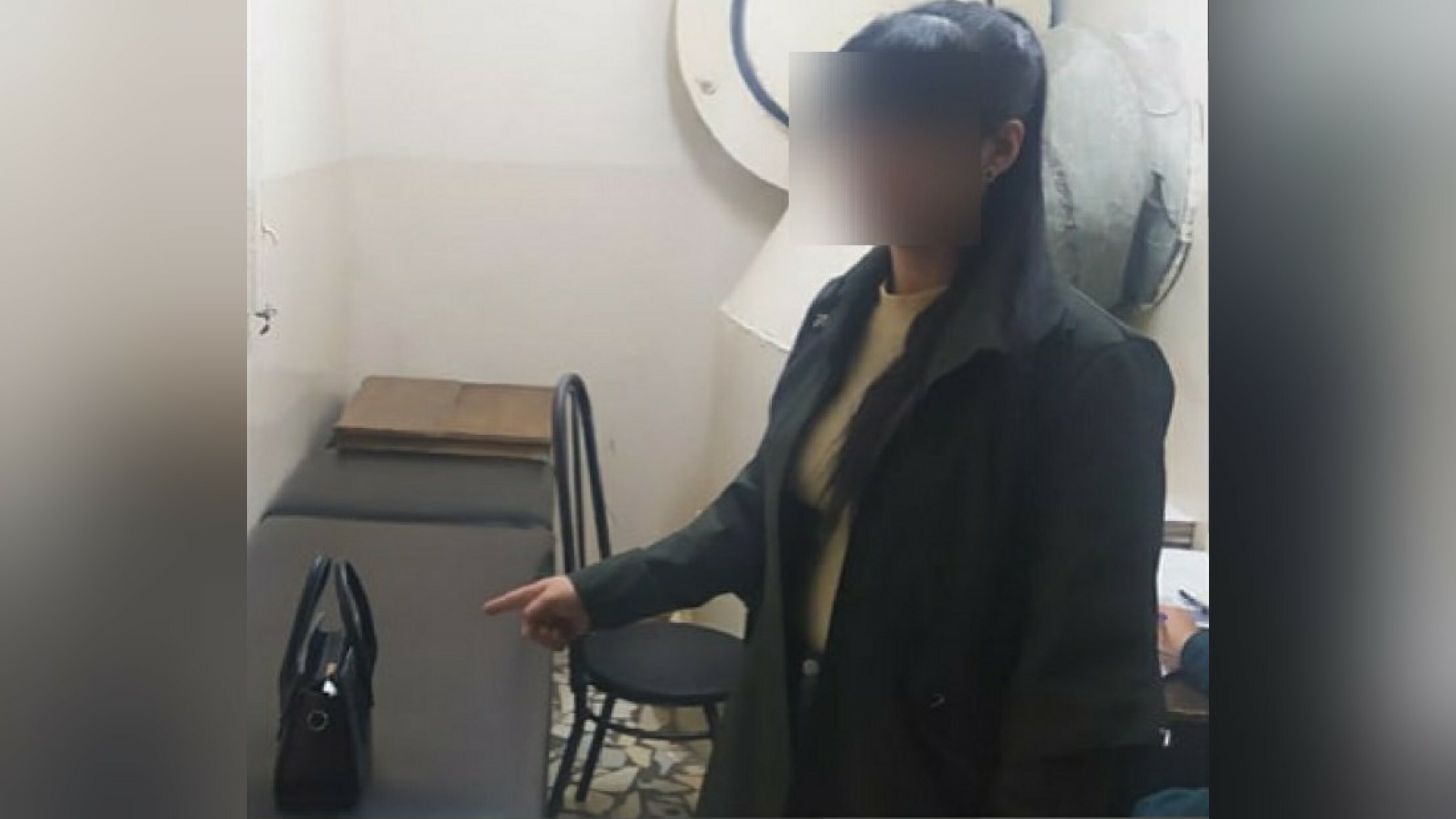 В Ташкенте у входа в метро задержана девушка, которая сообщила, что в ее сумке лежит бомба