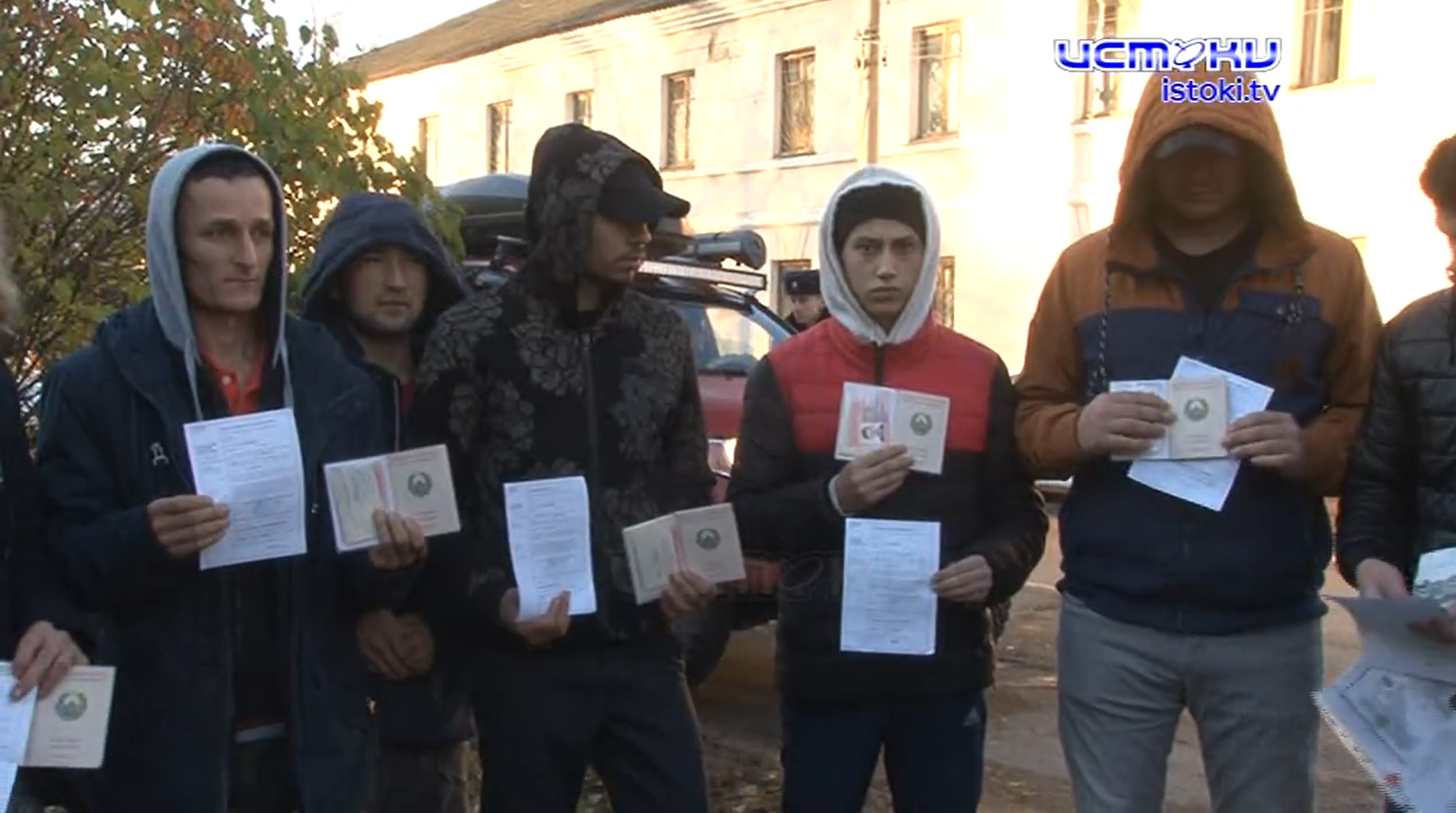 Узбекистанцам, работающим на предприятии в Орловской области, вручили повестки в военкомат — видео