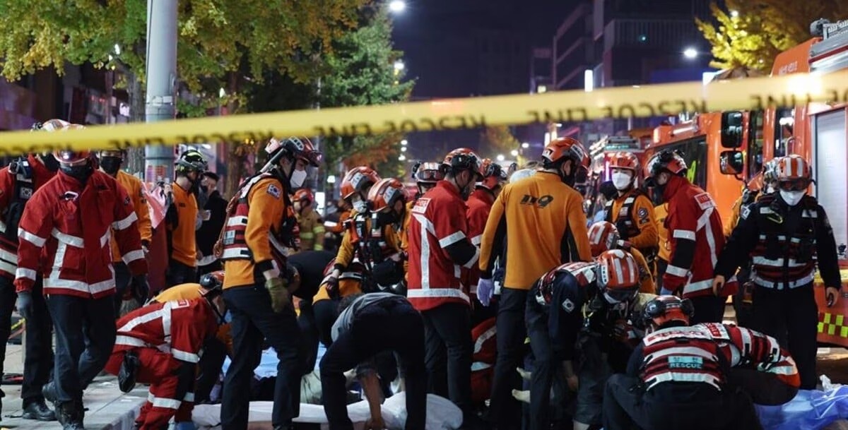 Минимум 150 человек погибли в результате давки в Сеуле по случаю Хэллоуина: среди них есть и узбекистанцы — видео