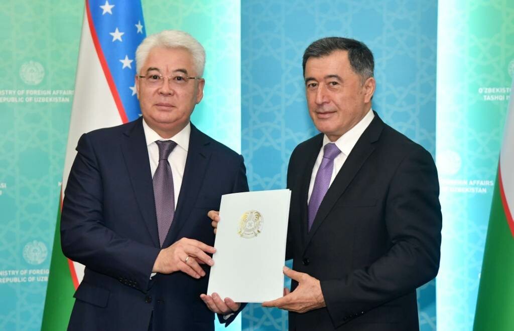 Новый посол Казахстана в Узбекистане вручил главе МИД копии верительных грамот