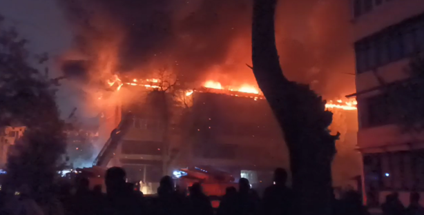В Андижане произошел сильный пожар в многоэтажном доме — видео