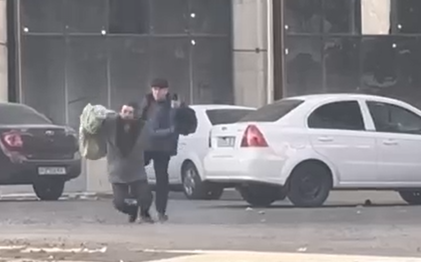 В Ташкенте председатель махалли пнул в спину мужчину с инвалидностью — видео