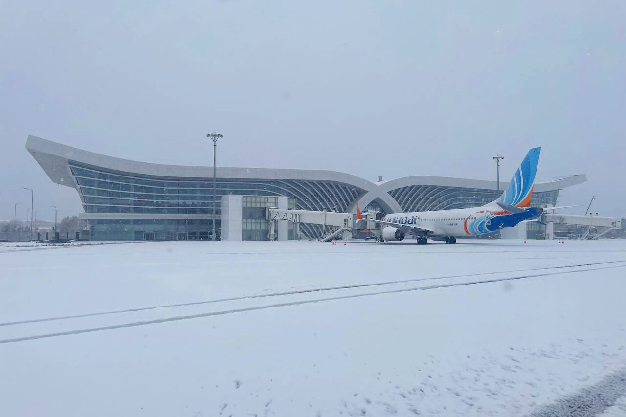 Сильный снегопад ограничил работу аэропорта Самарканда