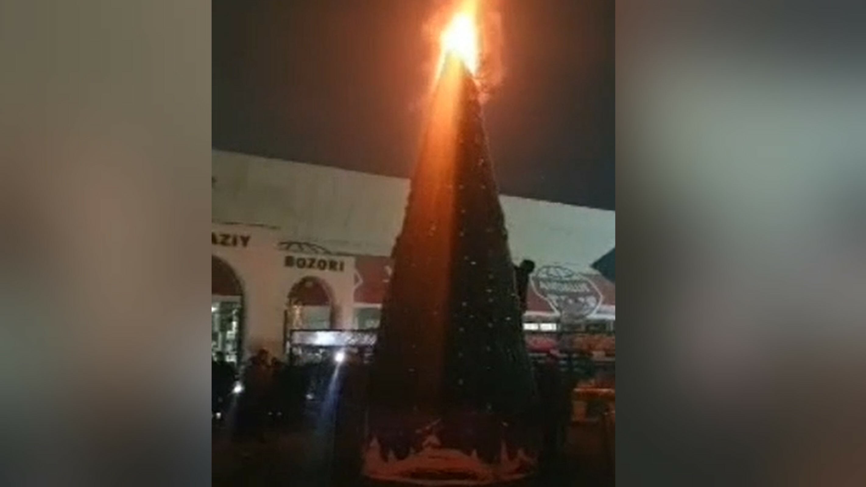 В центре Джизака загорелась новогодняя ёлка — видео