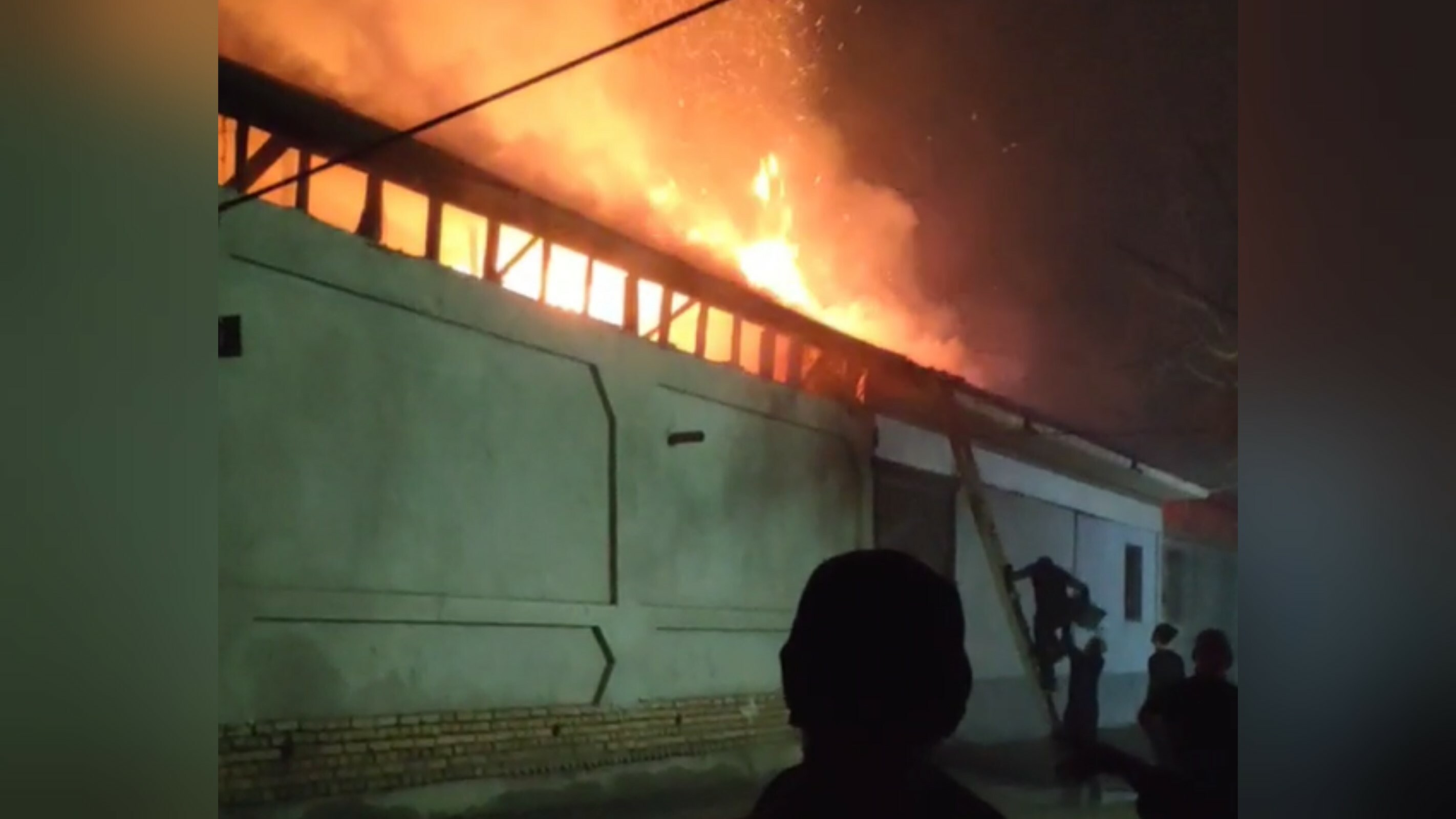 Трое детей погибли при пожаре в частном доме в Андижане — видео