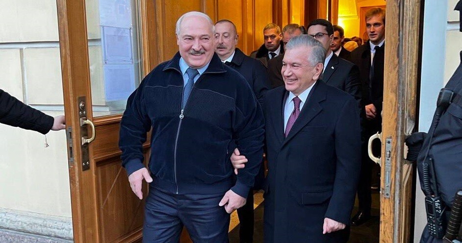 На саммите в Санкт-Петербурге президентам стран СНГ подарили перстни — фото