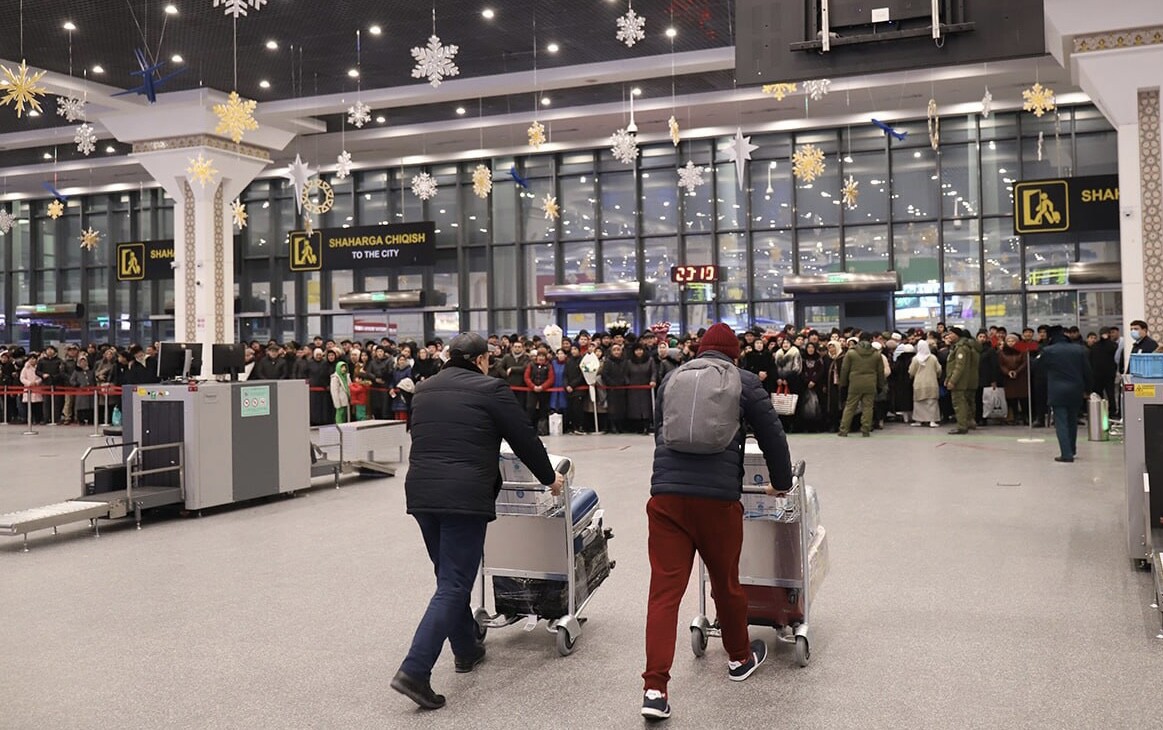 Из-за аномальных морозов в аэропорты Узбекистана разрешили пускать встречающих