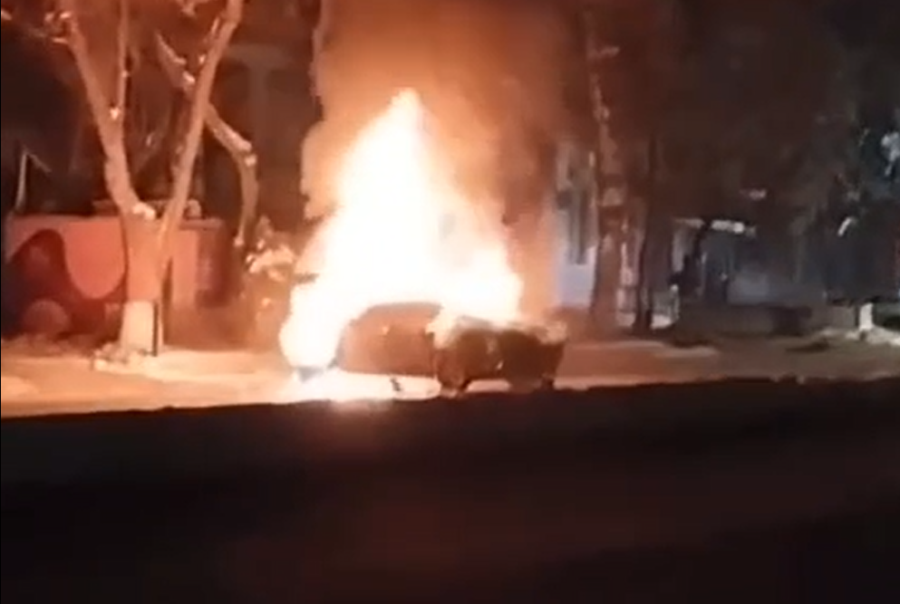 В Ташкенте автомобиль KIA загорелся после столкновения с бетонным ограждением — видео