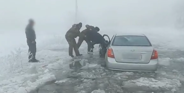 Спасатели вытащили граждан из Lacetti, застрявшего в ледяной луже в Ташобласти — видео
