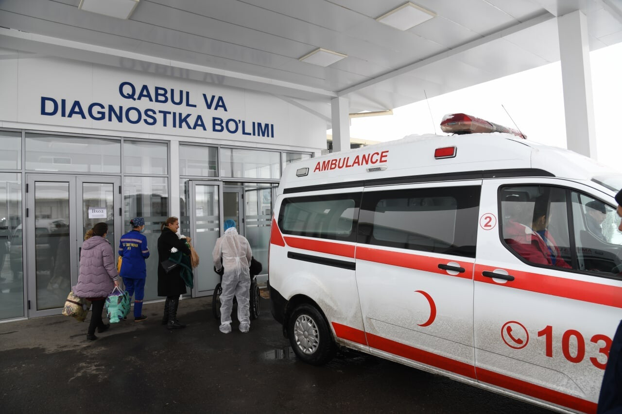 В Нукусе в больницу с признаками отравления доставлены двое детей: один из них скончался