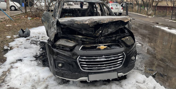 В Ташкенте сгорел автомобиль Captiva: есть пострадавший — видео