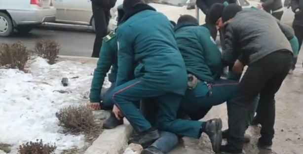 В Андижане правоохранители впятером накинулись на мужчину, пытаясь надеть на него наручники — видео