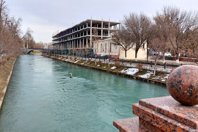 Экологи потребовали остановить строительство многоэтажной гостиницы рядом с каналом «Анхор» в Ташкенте