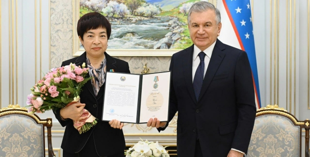 Шавкат Мирзиёев наградил посла КНР Цзян Янь орденом «Дустлик»