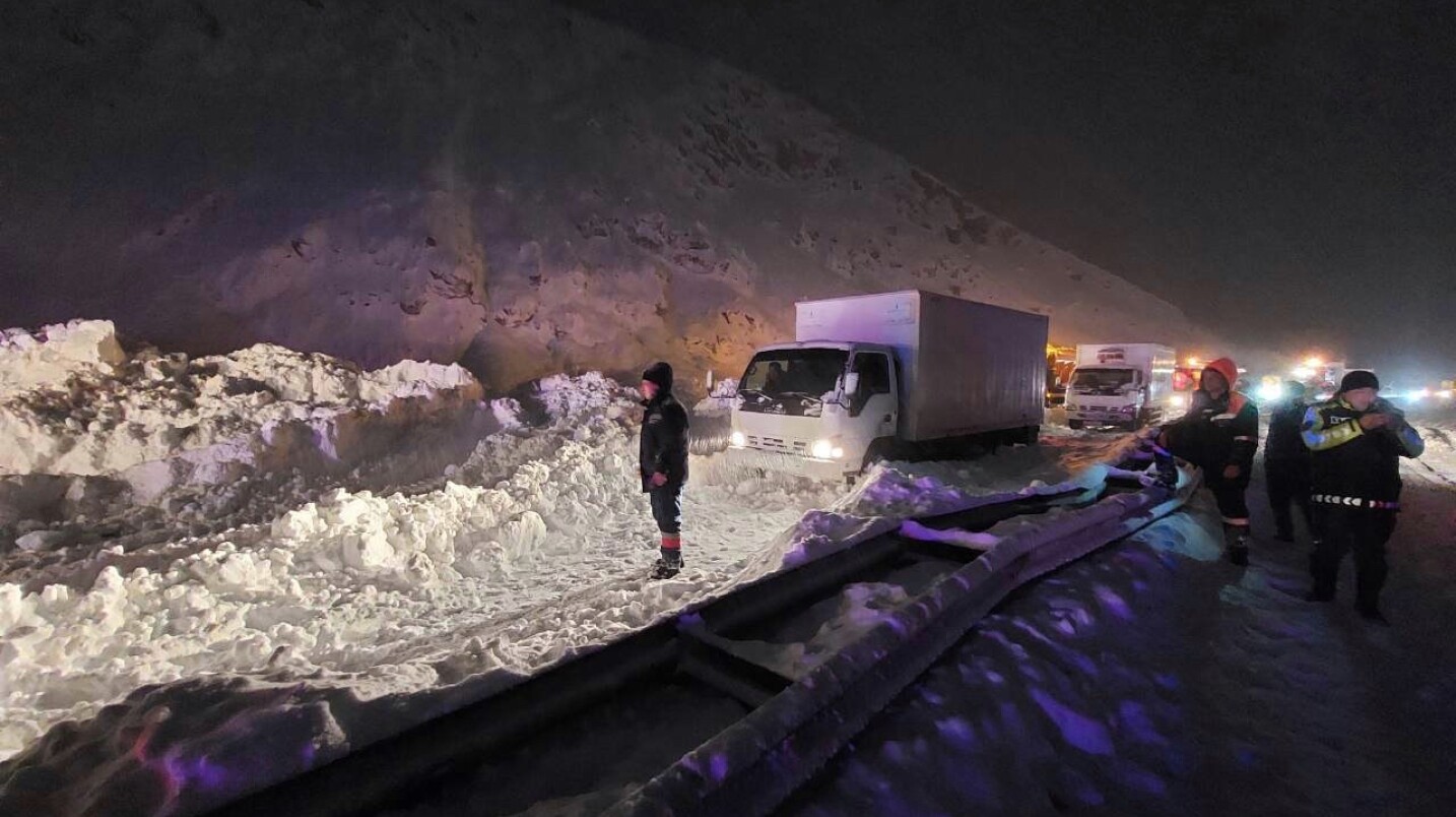 На перевале Камчик сошла снежная лавина: движение автотранспорта было ограничено заранее