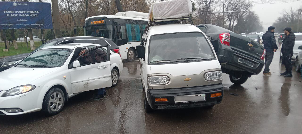 В Ташкенте произошло ДТП с участием пяти автомобилей