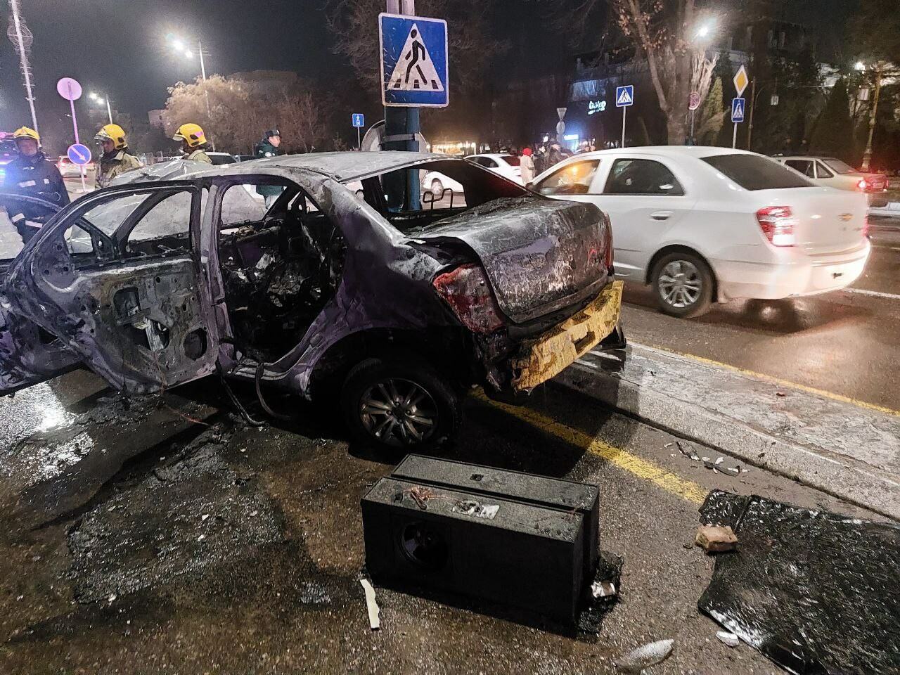 В ДТП с участием 4 автомобилей в центре Ташкента загорелся Cobalt: есть пострадавшие