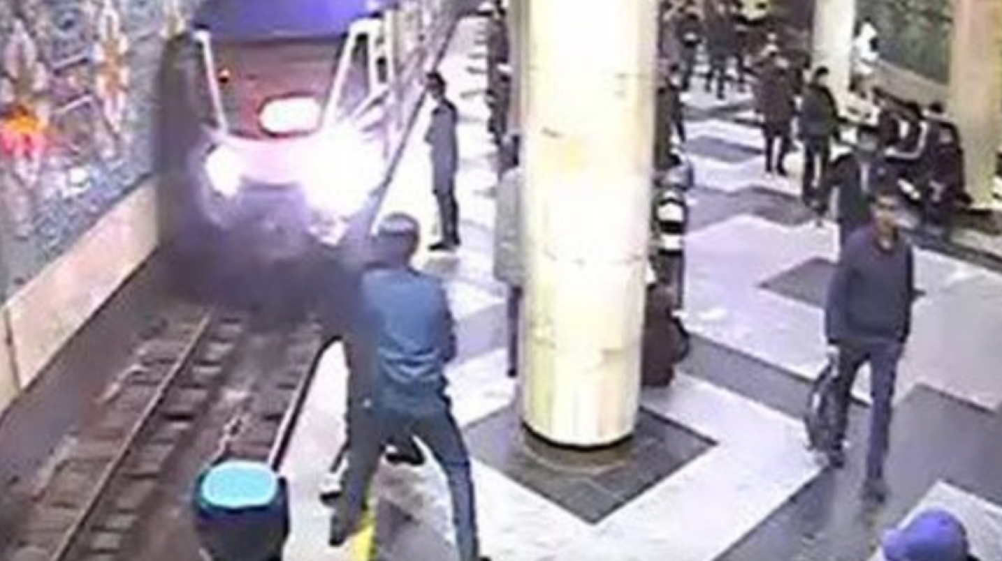 В Ташкенте мужчина пытался броситься под поезд в метро