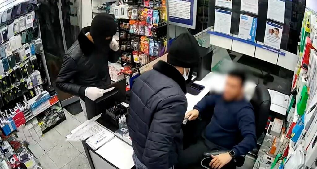 В масках и с ножами: в Ташкенте студент со своим знакомым попытались ограбить магазин — видео