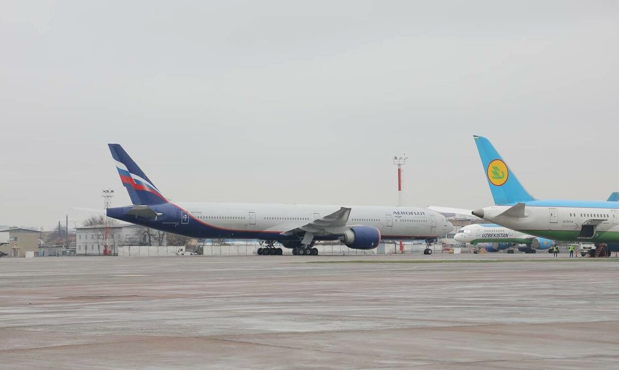 Летевший в Москву самолет совершил экстренную посадку в Ташкенте