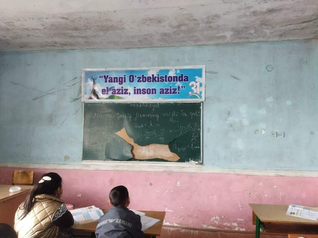 После критики в соцсетях в одной из школ Самарканда заменили разбитую доску — фото